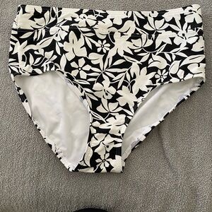 Lands End High Wasted Bikini bottom size 12
Waist measurement 32”-33”
